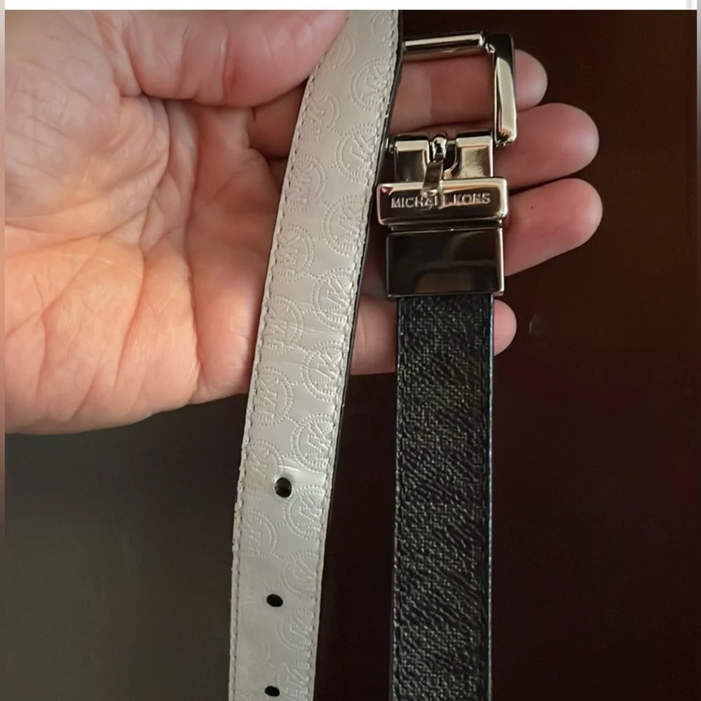Michael Kors Twist reversible Belt with Monogram Design - Picture 3 of 9